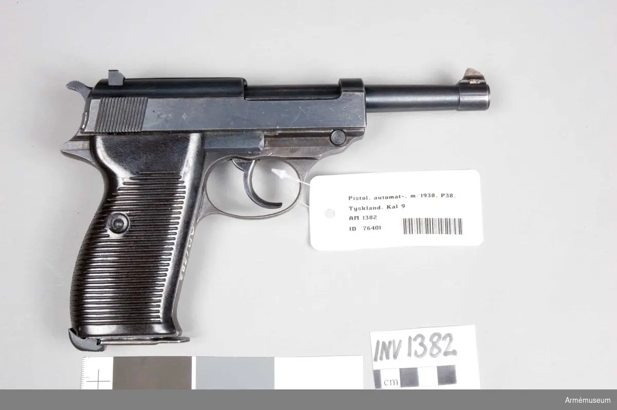 Pistol m/1938, halvautomatisk.Tillv.kod: cyq. Består av: 1 halvautomatisk pistol, 1 magasin.