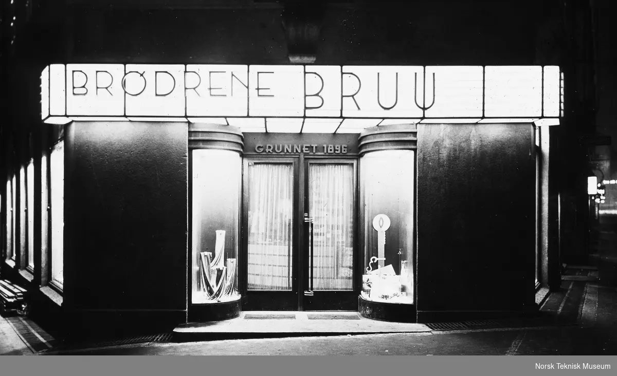 Inngangsparti med lysreklame for Brødrene Bruu i Oslo, 1930-tallet
