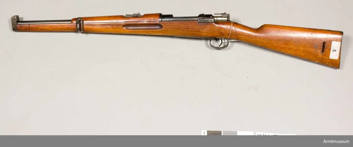 Karbin m/1894, system Mauser.
Märkt Waffenfbk Mauser Oberndorf A/N. Ramsikte och korn.  Gevärsrem saknas.  Magasinsbotten utbytt, märkt med en krona 013.  Största skottvidd 4000 m.