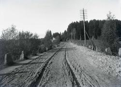 Mac Adam-vei, stygt medfaren av kjøretøy (bil)
