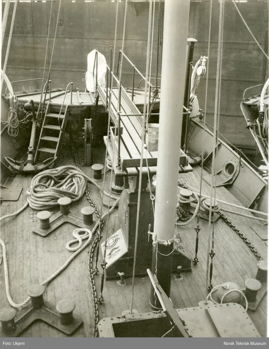 Eksteriør, dekket til hvalfangstskipet D/S Scott (senere omdøpt til Dan), B/N 423. Levert av Akers Mek. Verksted i 1925 til Joh Rasmussen & Co, Sandefjord.
