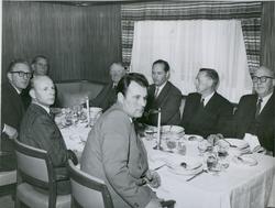 Gjester rundt bordet under prøvetur med lasteskipet M/S Bred