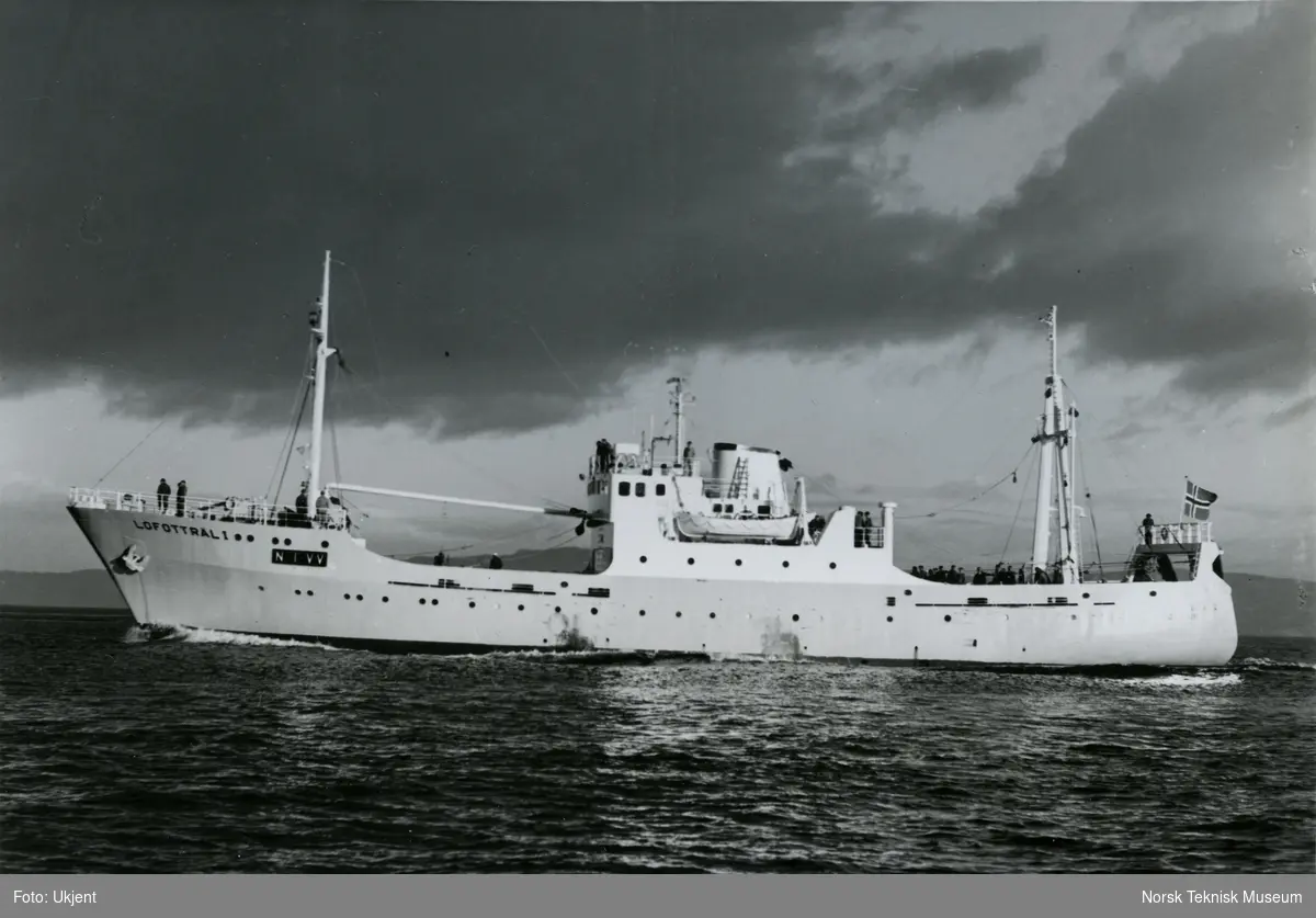 Eksteriør, hekktråleren M/S Lofottrål I, B/N 545. Skipet ble levert av Trondhjems Mek. Verksted og Akers Mek. Verksted 12. oktober 1963 til Lofoten Trålerrederi.