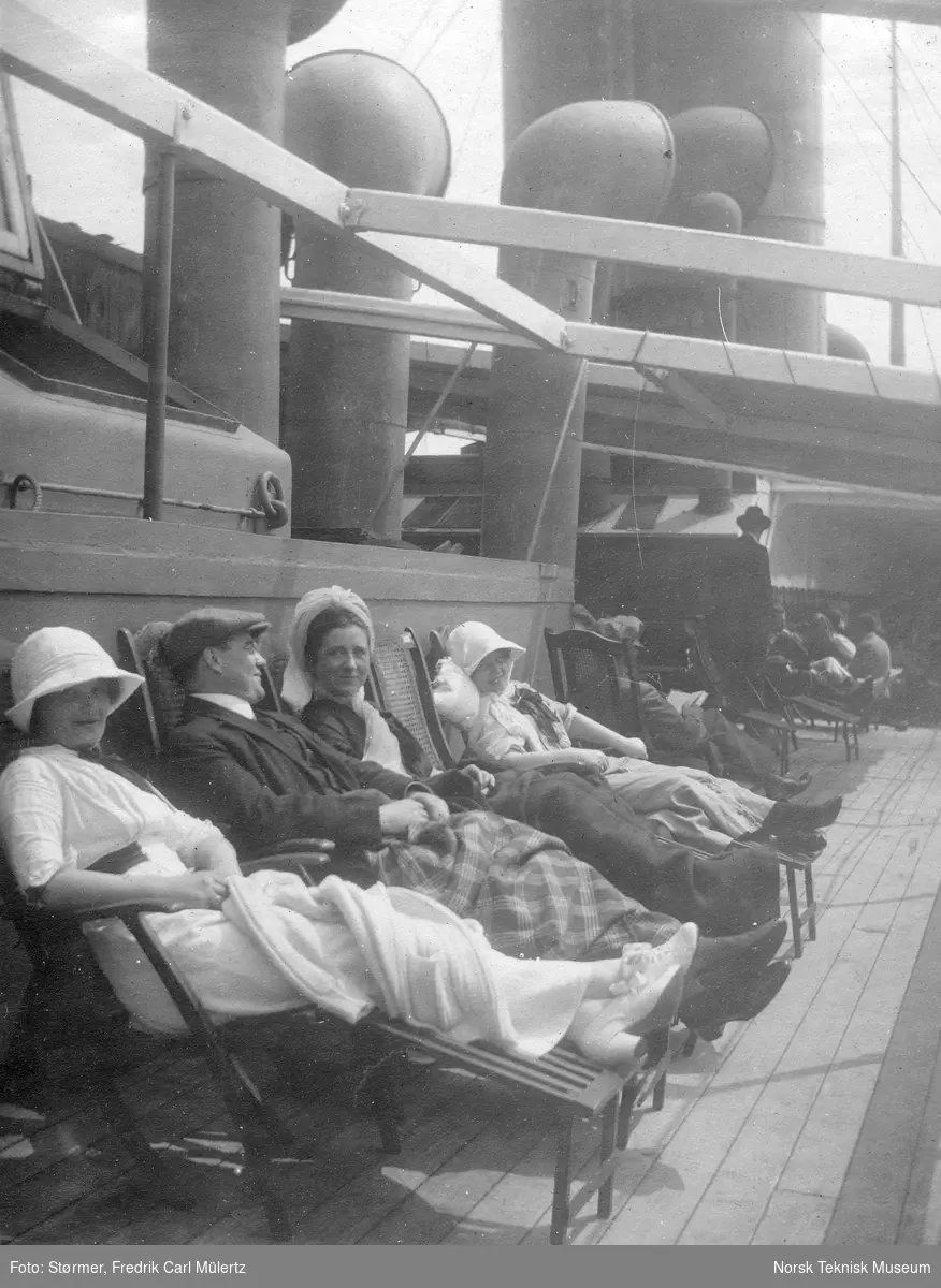 Carl Størmer sammen med andre passasjerer på båten mellom New York og Oslo, 1915