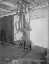 Bormaskin på Thunes Mekaniske Verksted på Skøyen i Oslo. Bil