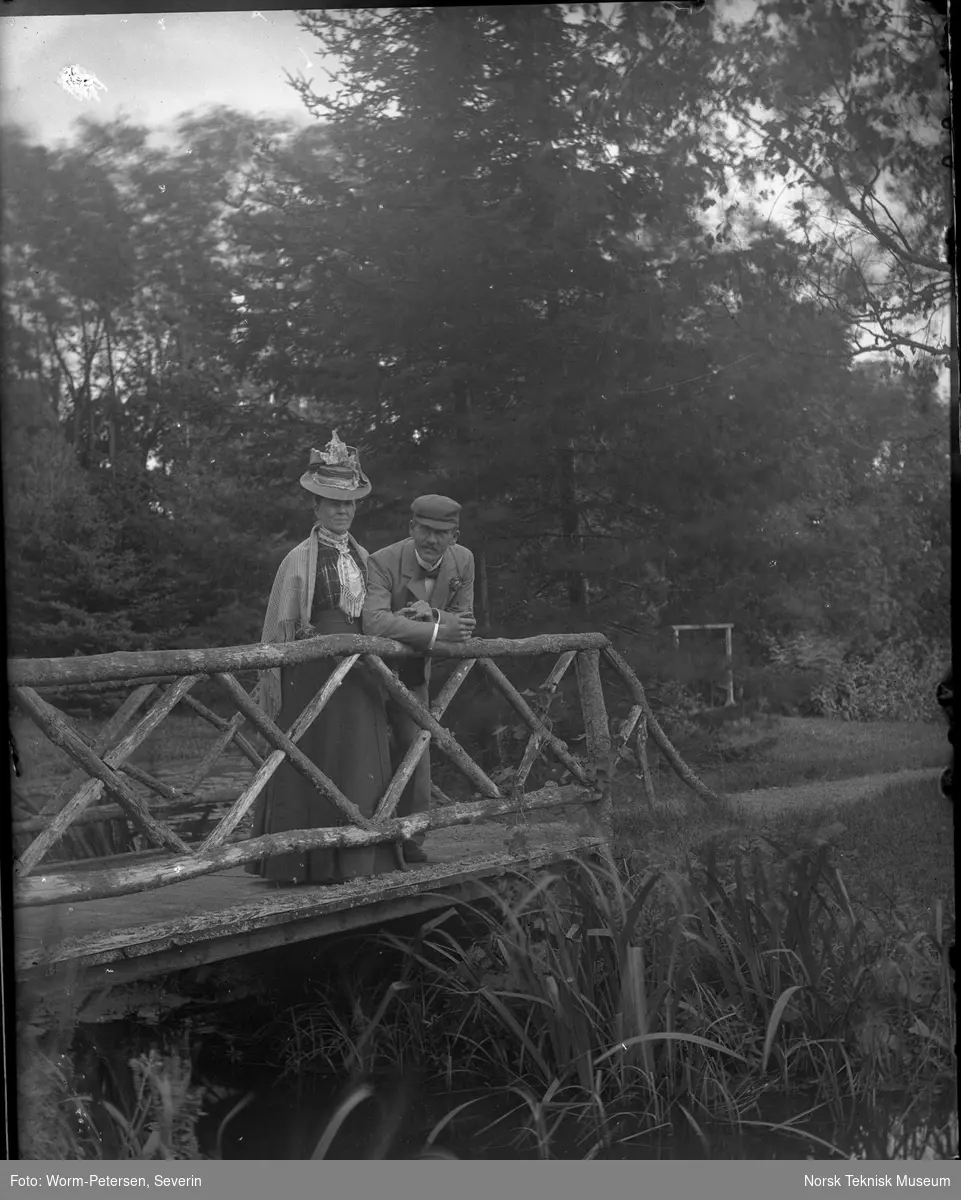 Portrett, mann og kvinne på en bro, fra pakke merket Fru Wedel Jarlsberg, f. Egeberg. Selvportrætter.