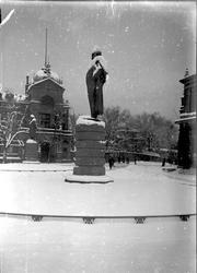 Vinternatt i Kristiania, statuene av Ibsen og Bjørnson foran