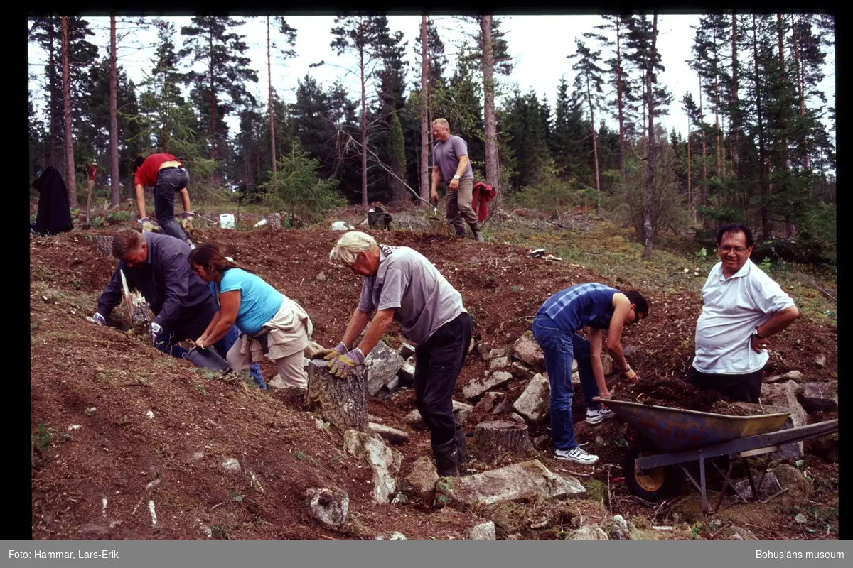 Arkeologisk undersökning på Snarsmon 2004. Bilden visar utgrävning av det större bostadshuset. Foto: Lars-Erik Hammar, Bohusläns museum.