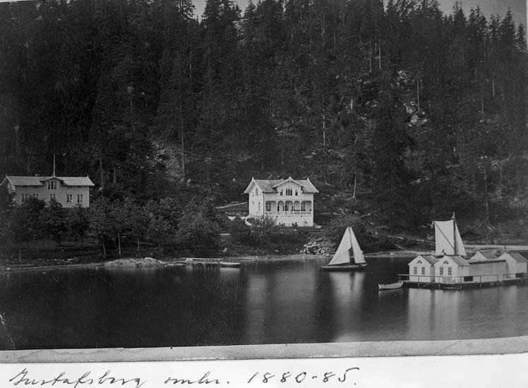 Enligt text på fotot: "Bassäng och villor på Gustafsberg. Taget något år mellan 1877 &1887".
