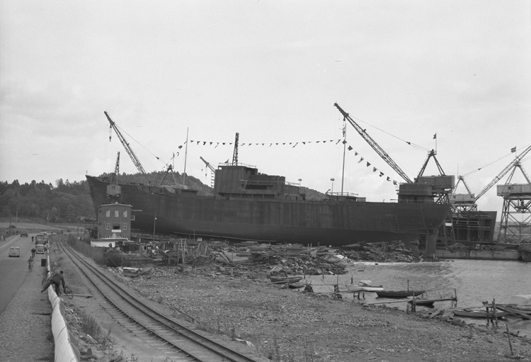 Fartyget 138 M/S Clary Thordén på stapelbädden.