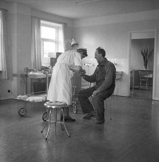 Hälsocentralen Kasen. Syster Dagmar behandlar en patient.