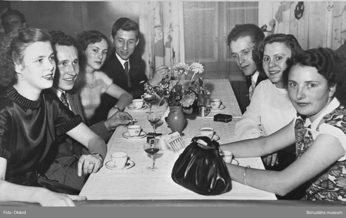 Text till bilden: "På Carlias Gästis 14/9 1951. Christa och Helmut Mahnkopf, Ingrid Gehn, Heinz Sieghold, Elmer och Helgard Meister, Carla Düster".