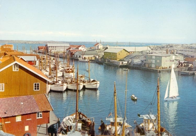 Tryckt text på kortet: "Smögen. Hamnen". "9 OKT. 1959"
"Förlag: Firma H. Lidenhag, Göteborg".