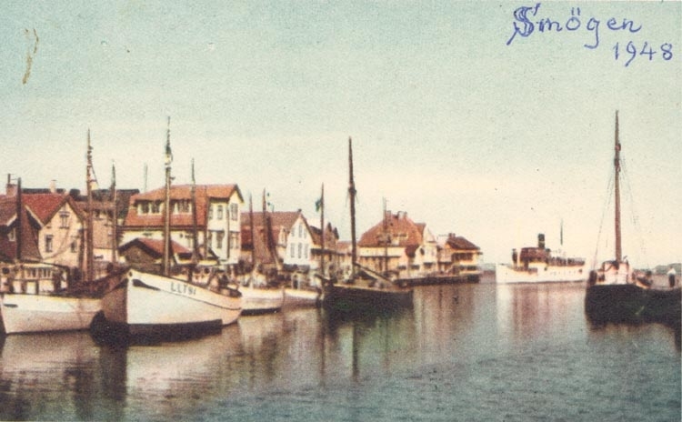 Tryckt text på kortet: "Smögen, Hamnen".
Noterat på kortet: "Smögen 1948"