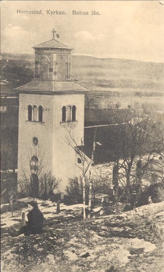 Tryckt text på kortet: "Herrestad. Kyrkan. Bohuslän".
"FÖRLAG: POSTEN, LANE, HERRESTAD".
"29 AUG. 1955".
