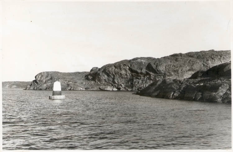 Noterat på kortet: "Malö Strömmar. Sept. 1954."
"Utsikt österut mot Björnsundsfjorden. Till höger St. Björnholmen."
