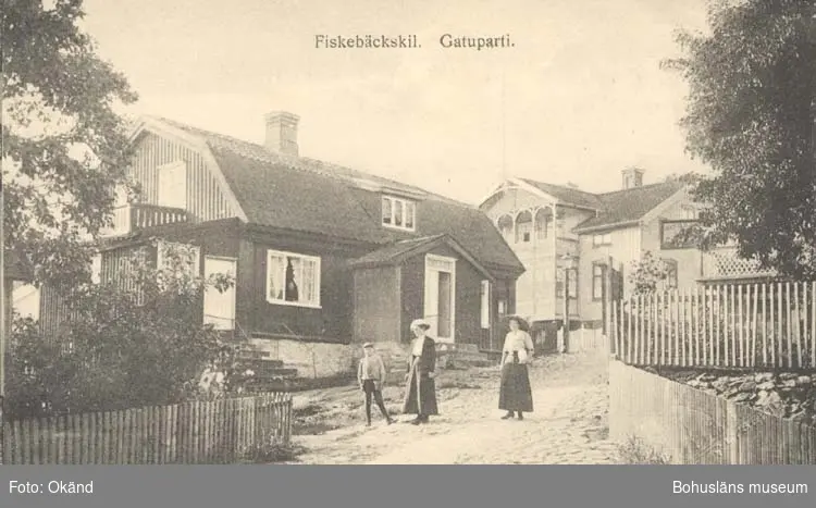 Tryckt text på kortet: "Fiskebäckskil. Gatuparti."
"Tekla Bengtssons Pappershandel, Fiskebäckskil."