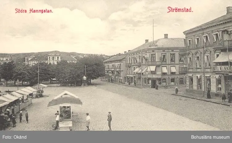 Tryckt text på kortet: "Södra Hamngatan. Strömstad." 
"Larssons Bokhandel, Strömstad."