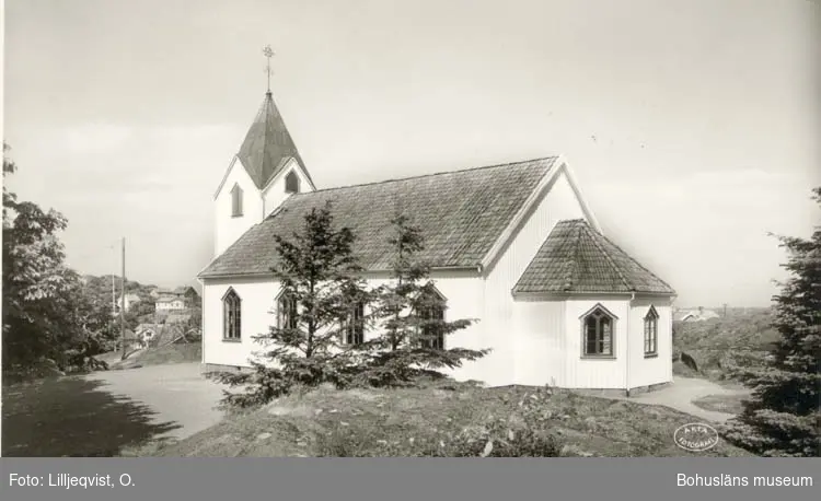 Tryckt text på kortet: "Bovallstrands kyrka."
"Förlag: Holgers, Bovallstrand."