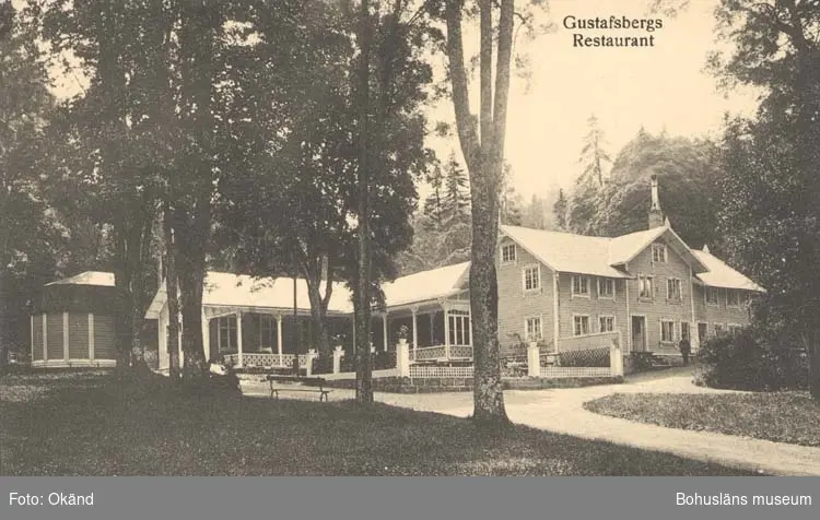 Tryckt text på kortet: "Gustafsberg. Restaurangen."
"Förlag: Wåhlins eftr., Pappershandel."