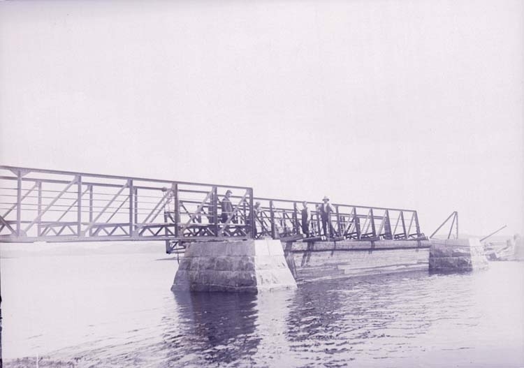 Enligt text som medföljde bilden: "Lysekil, Släggöbron. Juni 10".