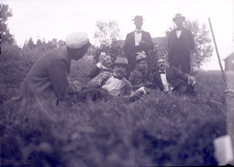 Enligt text som medföljde bilden: "Henån. Engelbert, Valter, Primus Fors, Torsten Haglund, Ernst, Leonard Settergren och Esole (?) 28/7 1901."