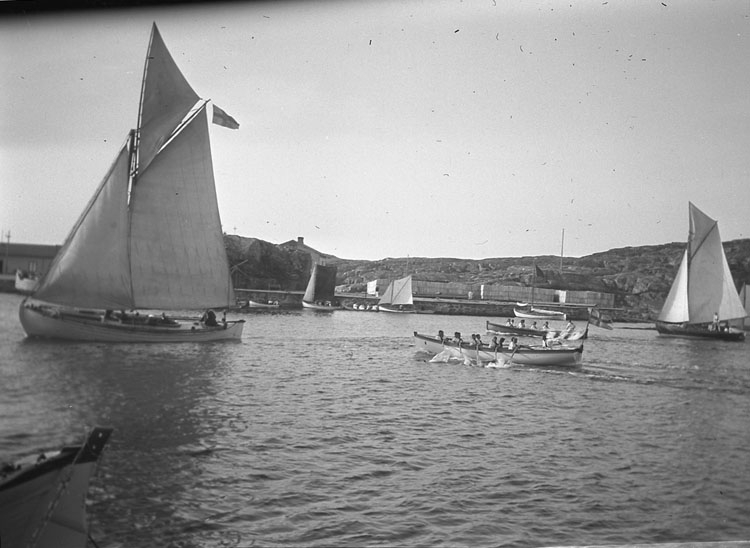 Enligt text som medföljde bilden: "Marstrand. Hamnen."