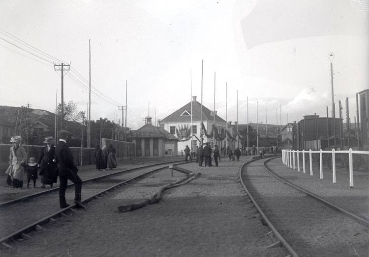 Enligt text som medföljde bilden: "Jernvägsinvigning 1913".