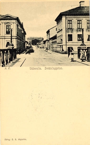 Tryckt text på vykortets framsida: "A.E. Uddevalla Drottninggatan."
"Förlag: C.R. Högström."