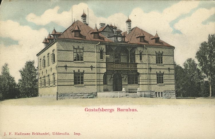 Tryckt text på vykortets framsida: "Gustafsbergs Barnhus."