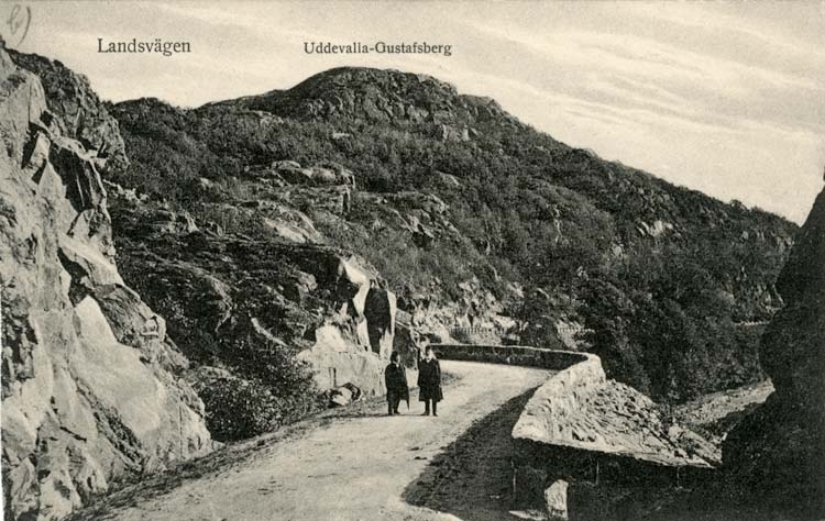 Tryckt text på vykortets framsida: "Landsvägen Uddevalla - Gustafsberg."