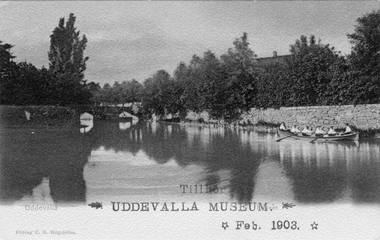 Tryckt text på vykortets framsida: "Uddevalla."

