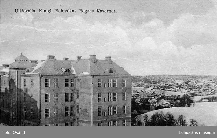 Tryckt text på vykortets framsida: "Uddevalla, Kungl. Bohusläns Reg:tes Kaserner."