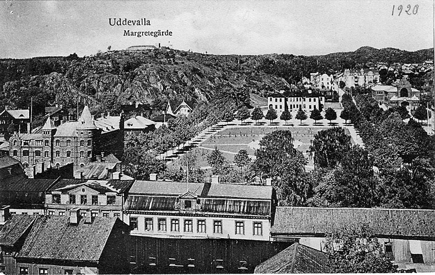 Tryckt text på vykortets framsida: "Uddevalla".



