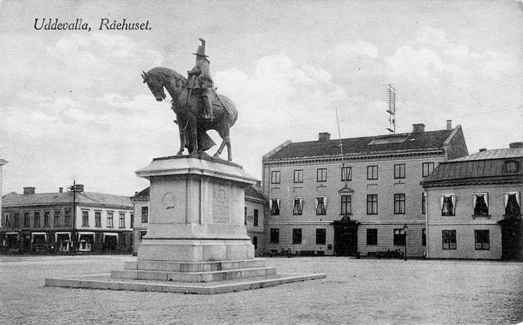 Tryckt text på vykortets framsida: "Uddevalla Rådhuset".
