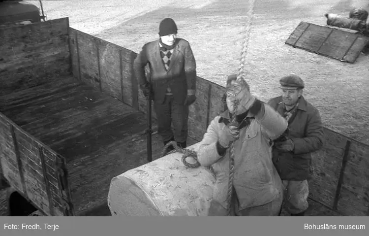 Enligt fotografens notering: "Vänern trafik i Lys. hamn 1969".