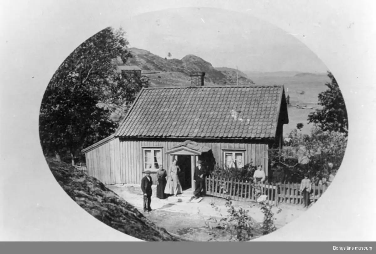 Enligt text på fotots baksida: "Slussen. Gamle Runn. Här ligger nu Rönns barnkoloni. En av herrarna är Samuel Reuterberg".