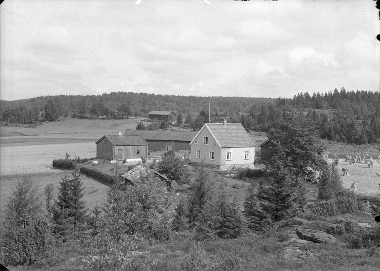 Enligt fotografens anteckningar: "1934,17. Kikerud, Pontus Wikners barndomshem stugan till vänster".