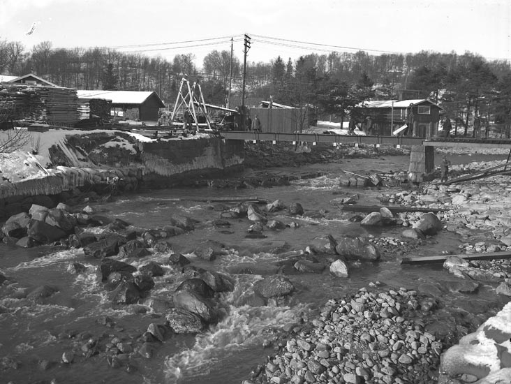 Enligt medföljande noteringar: "1935. 30. Bron sönder (?) Munkedals fabrik."

Uppgifter från Munkedals HBF: "Fr.v. Baracken, sågen, järnvägsbron, tvättstuga med mangelbod och torkvinda."