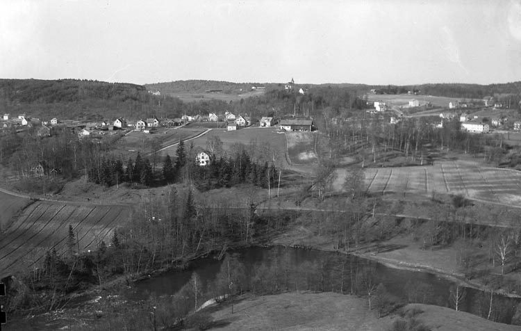 Text som medföljde bilden: "1948. Nr. 10. Utsikt från Kafvaneb. ..? Vadholmen."

Uppgifter från Munkedals HBF: "Foss k:a. Kviströmälven. Fotografen har stått på Kåvaneberget".