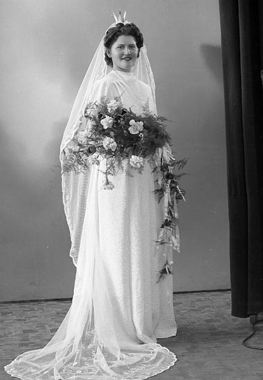 Enligt fotografens journal nr 7 1944-1950: "Olsson, Herr Göran Sjövik, Stillingsön, bruden".