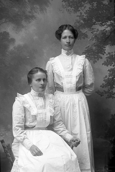 Enligt fotografens journal Lyckorna 1909-1918: "Andersson Gerda Berg Ljungskile".