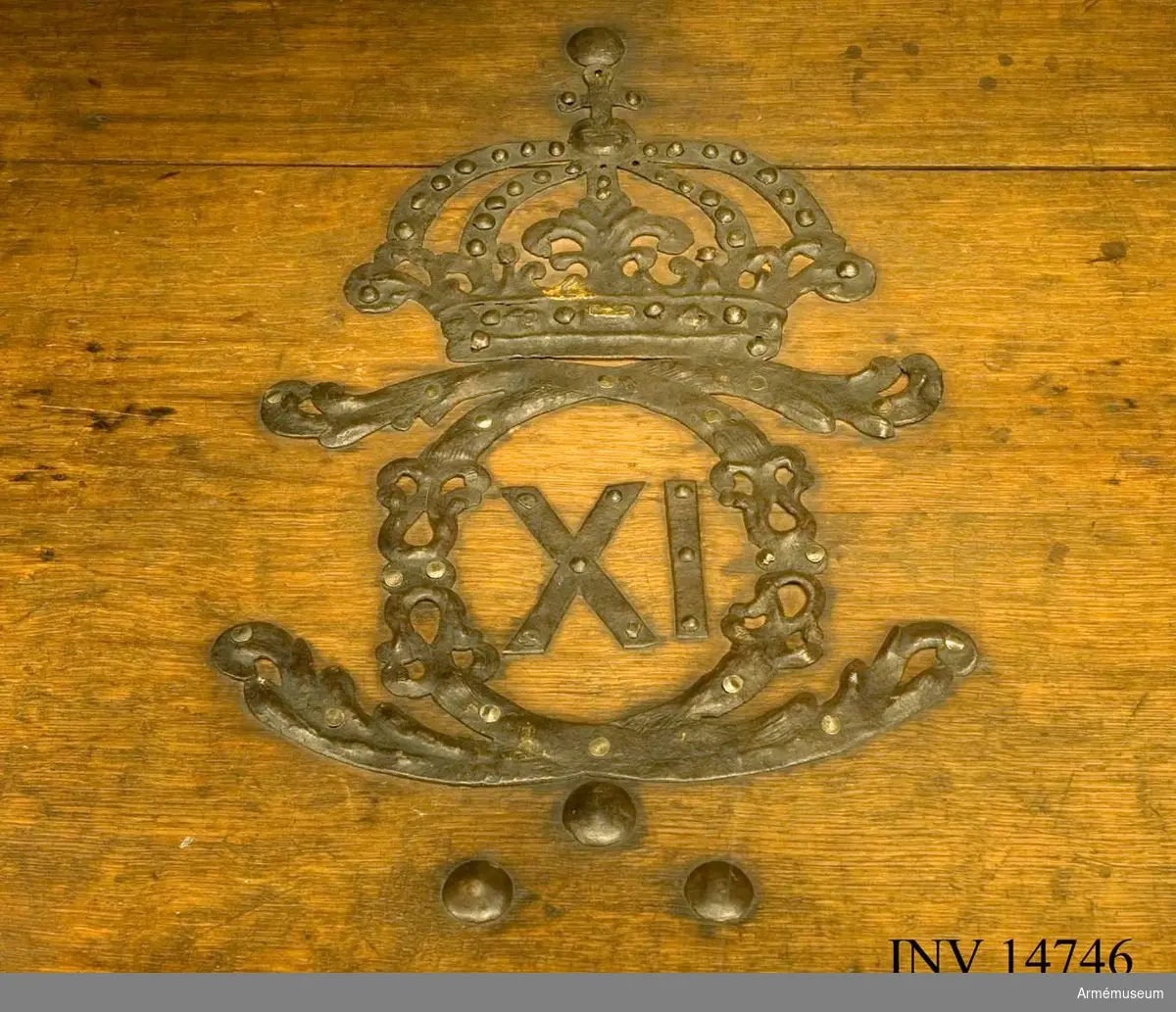Grupp I IV.

Omålad. På locket bildar beslag Karl XI:s krönta namnchiffer. Tre fasta lås med två nycklar.