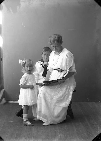 Enligt fotografens journal nr 4 1918-1922: "Berggren, Fru Lisa Kungelf".