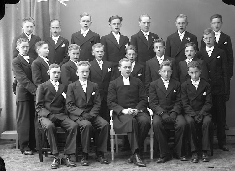 Enligt fotografens journal nr 6 1930-1943: "Läsbarnen Pastor J. Berntsson Norum".