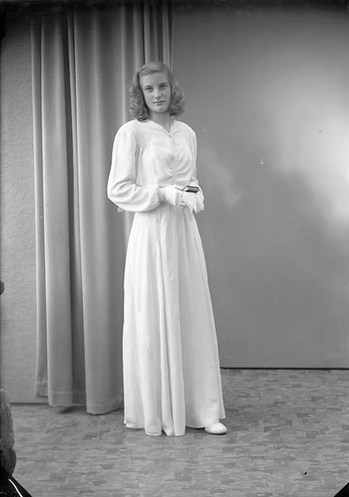 Enligt fotografens journal 7 1944-1950: "Arthursson, Ulla Saxeröd, Jörlanda".