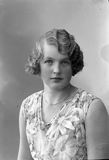Enligt fotografens journal nr 6 1930-1943: "Andreasson, Ingrid Kiosken Här".