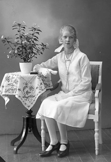 Enligt fotografens journal nr 6 1930-1943: "Hermansson, Karin Strandkärr Här".
