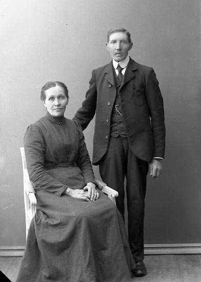 Enligt fotografens journal nr 2 1909-1915: "Andersson, Laura, Kringlekärr".