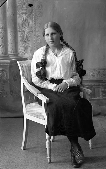 Enligt fotografens journal Lyckorna 1909-1918: "Gustafsson, Gunhild Lyckorna".